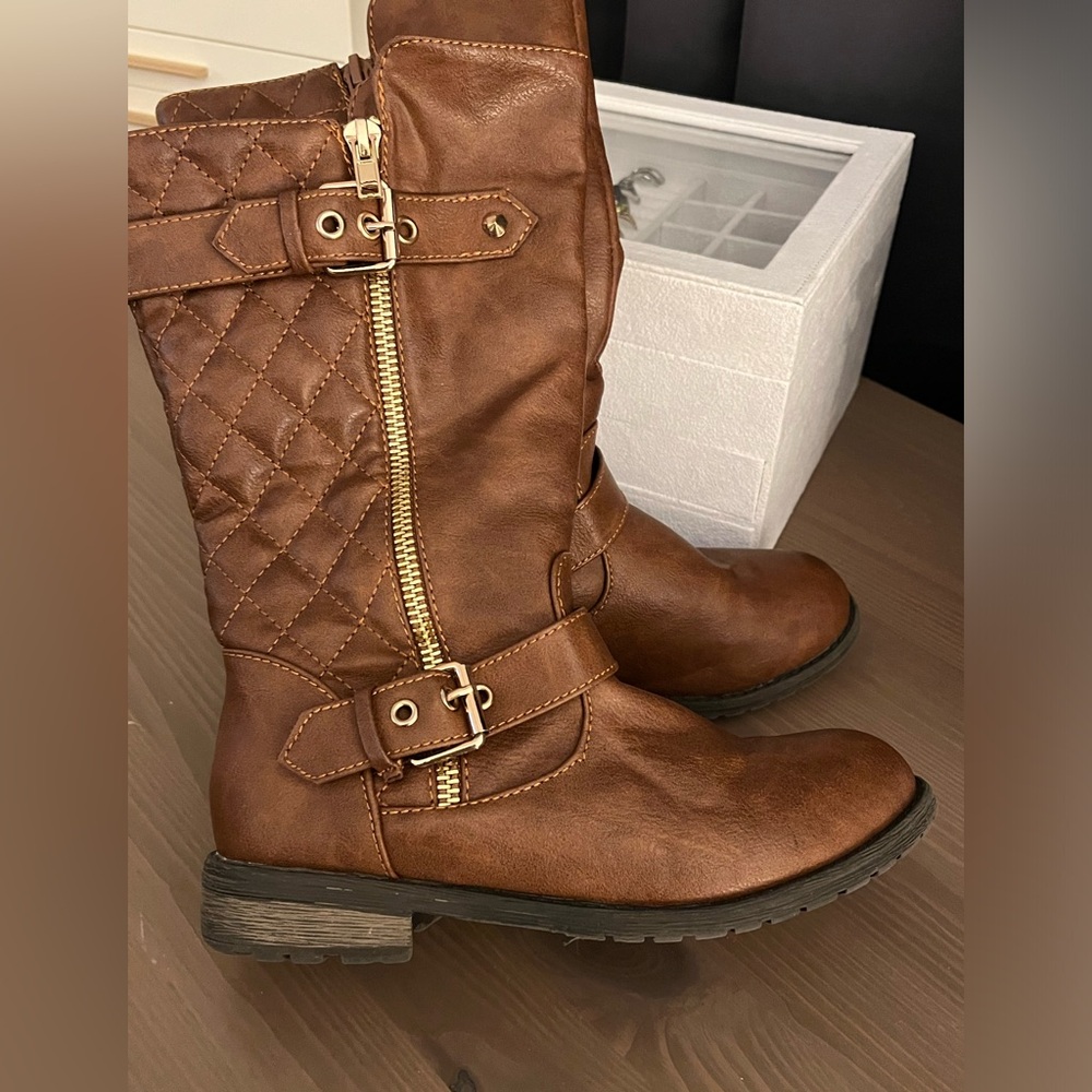 Quilted brown boots